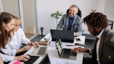 Uma identidade de marca forte ajuda a indústria a transmitir confiança, diferenciação e valor em mercados competitivos.