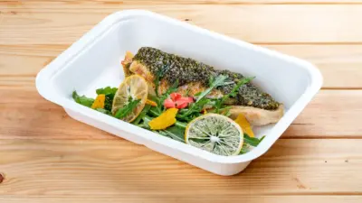 file de peixe grelhado com limao em bandeja branca