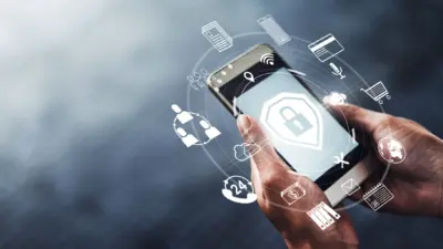 mao segurando smartphone icone cadeado seguranca digital conectividade