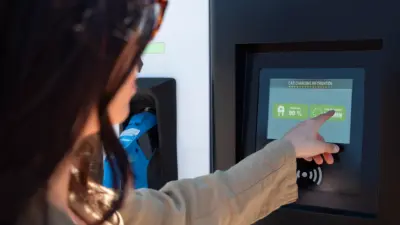 pessoa apontando painel estacao carregamento carro 90 bateria 1