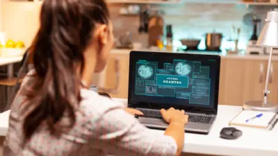 pessoa trabalhando no notebook com interface de seguranca em casa