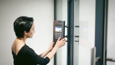 pessoa usando painel controle porta vidro