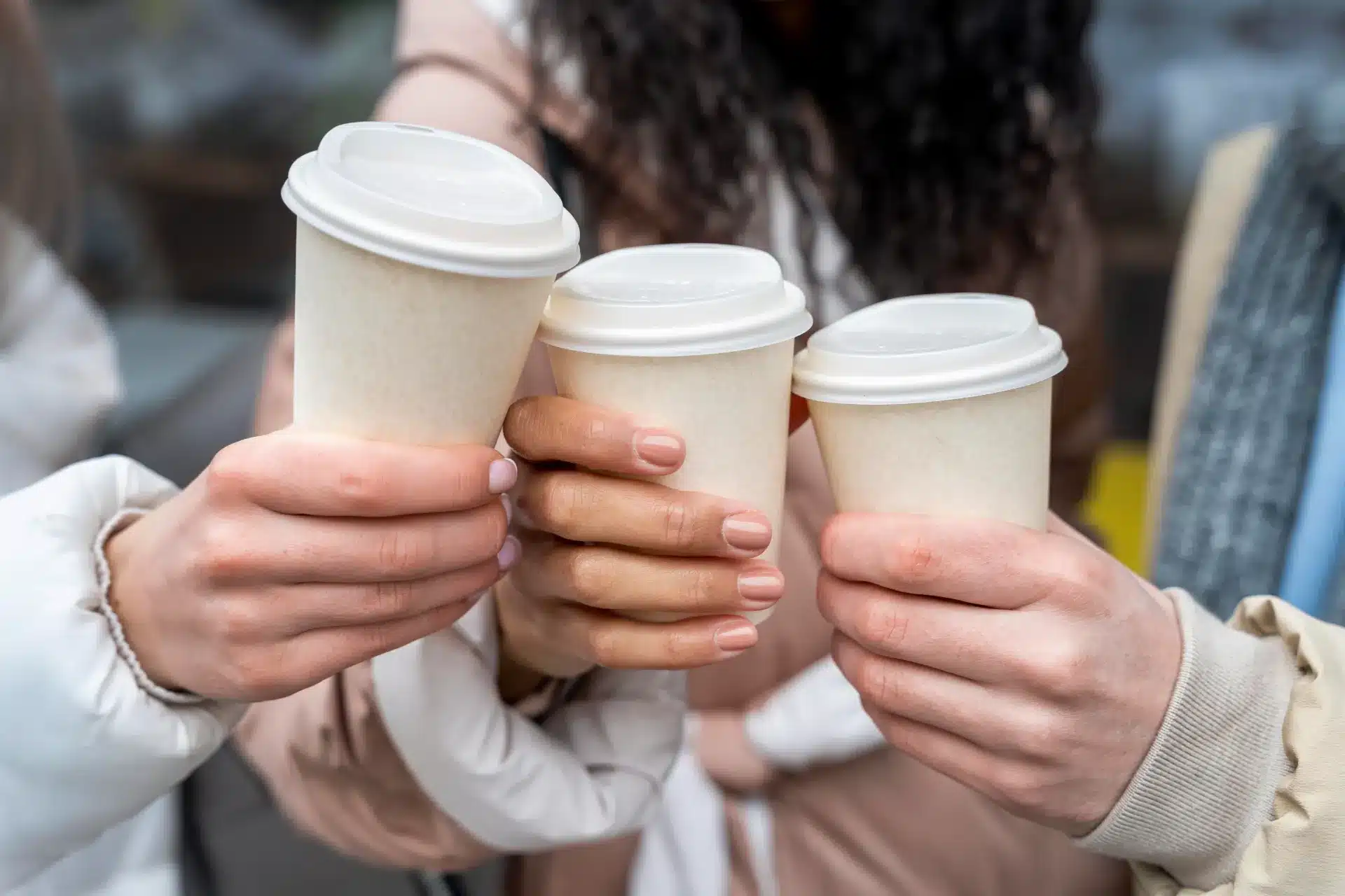 Vale Mais a Pena Comprar Copo de Papel para Café Personalizado ou Neutro?