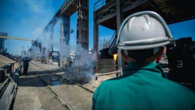 A engenharia industrial garante segurança em grandes estruturas por meio de planejamento, normas técnicas e controle de qualidade.