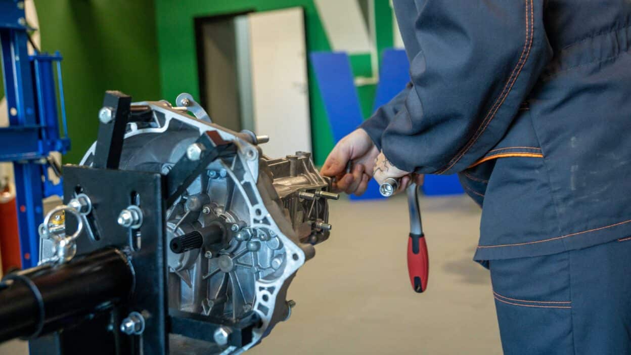 A qualificação profissional impulsiona a inovação ao desenvolver competências, aumentar a eficiência e fortalecer a competitividade.