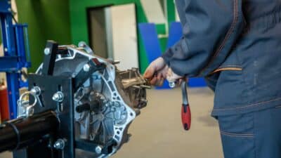 A qualificação profissional impulsiona a inovação ao desenvolver competências, aumentar a eficiência e fortalecer a competitividade.