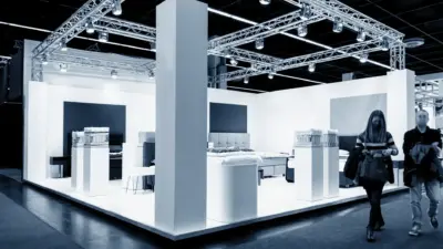 stand de feira moveis iluminacao estrutura metalica e pessoas