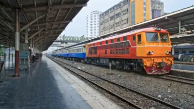 locomotiva ferroviaria laranja vermelha em estacao