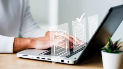 pessoa digitalizando formularios em notebook com icones de check