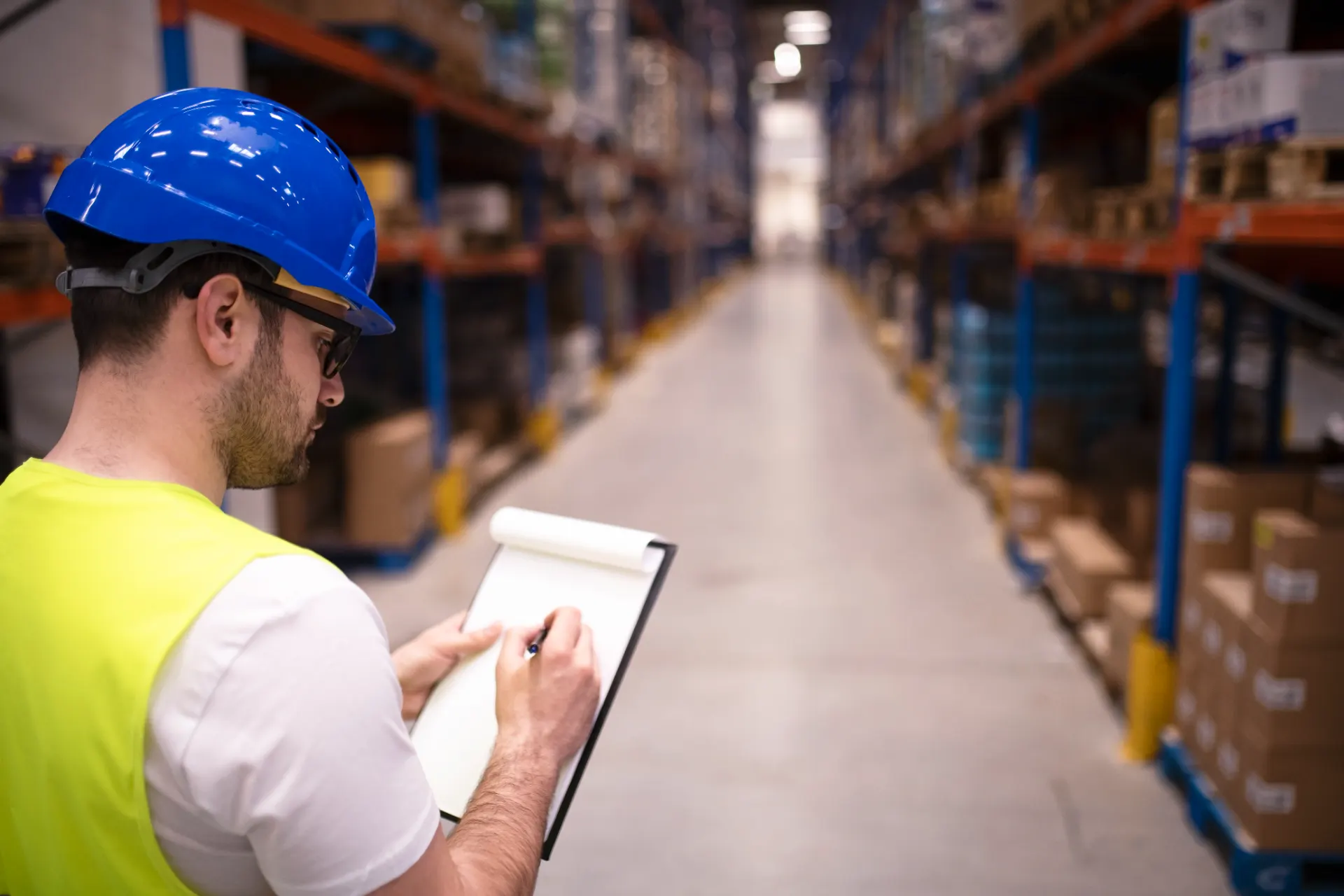 Gestão de estoque e logística diante de mudanças na demanda industrial