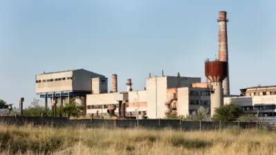 vista fabrica industrial com chamine e plantas industriais