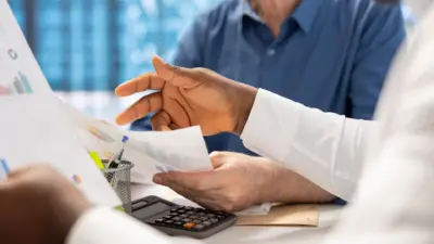 atendimento financeiro entrega de documentos mesa calculadora