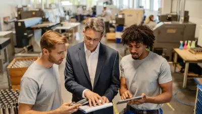 equipe em linha de producao industrial com tablets