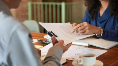 reuniao profissional analise documento assinatura com cafe