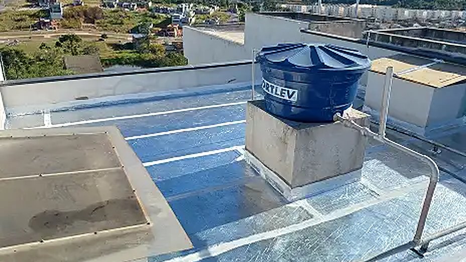 Infiltração na laje: causas e como resolver 2 Laje de cobertura com manta asfáltica aluminizada aplicada em faixas, com base de caixa d’água no centro