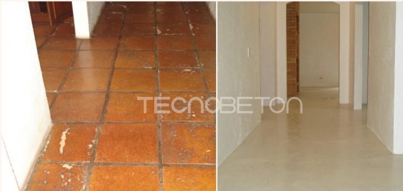 Cimento queimado sobre piso: quando dá para aplicar 2 Comparação lado a lado: à esquerda, piso de lajotas cerâmicas avermelhadas; à direita, o mesmo corredor com piso cimentício claro e contínuo