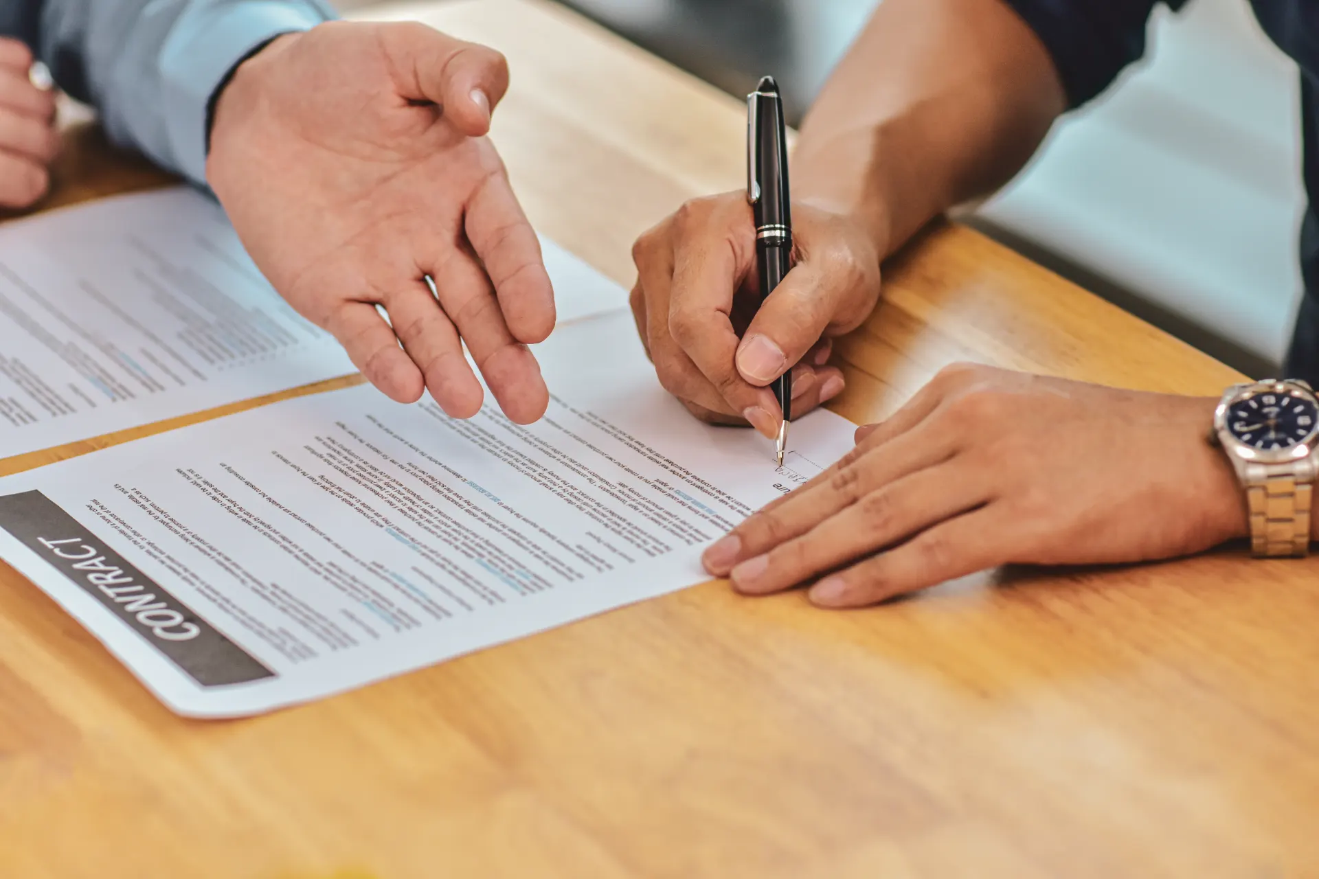 Como contratos de exclusividade podem impactar estratégias de marketing B2B?