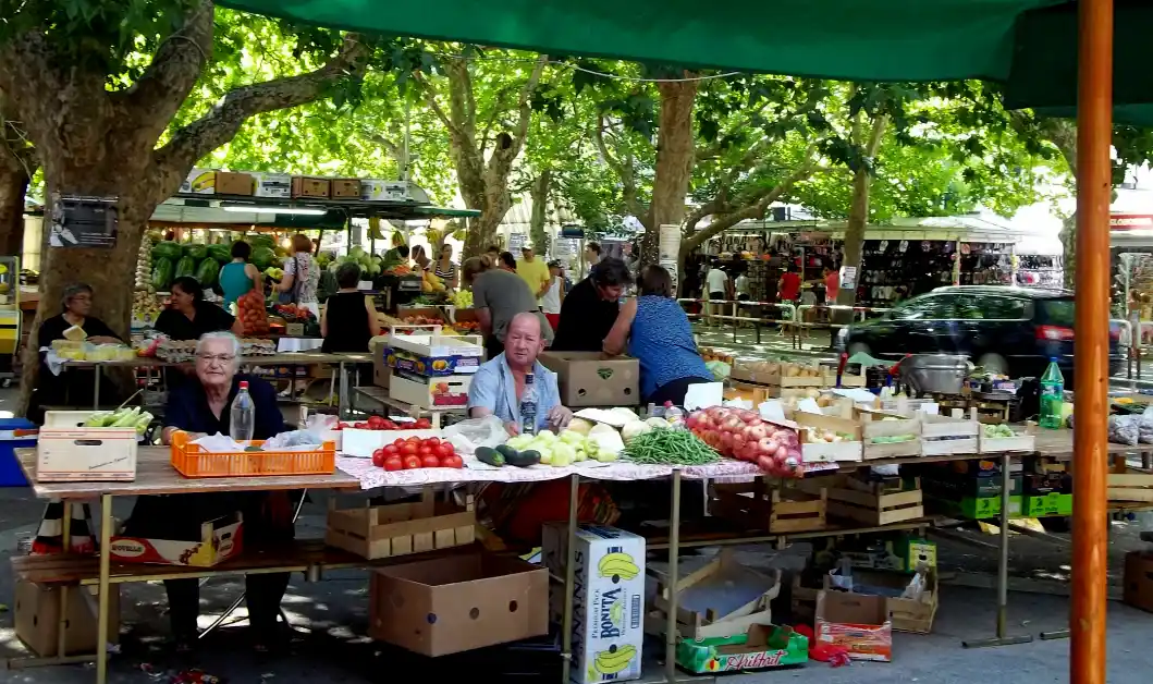 Qual é o custo econômico dos alagamentos para o comércio de rua em São Paulo?
