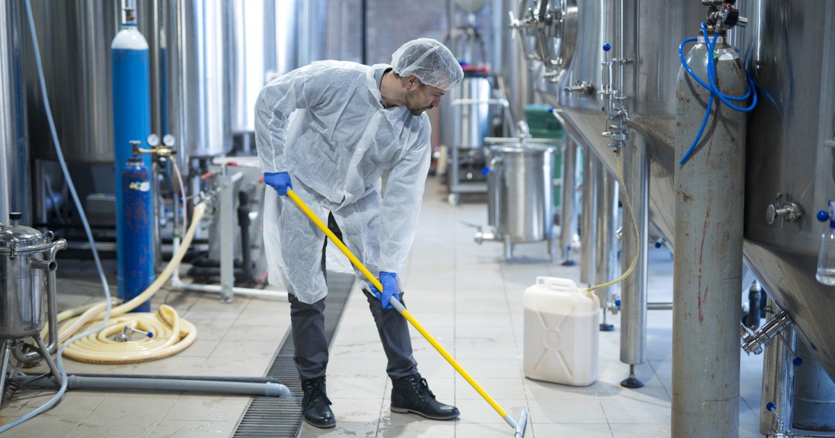 Limpeza industrial terceirizada: escopo, riscos e contrato
