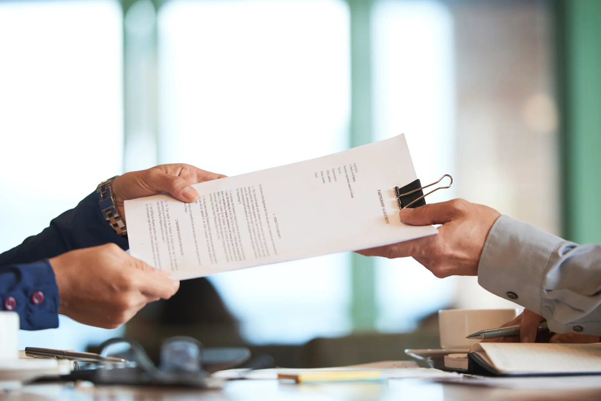 Como controlar documentos e anexos vinculados aos contratos?