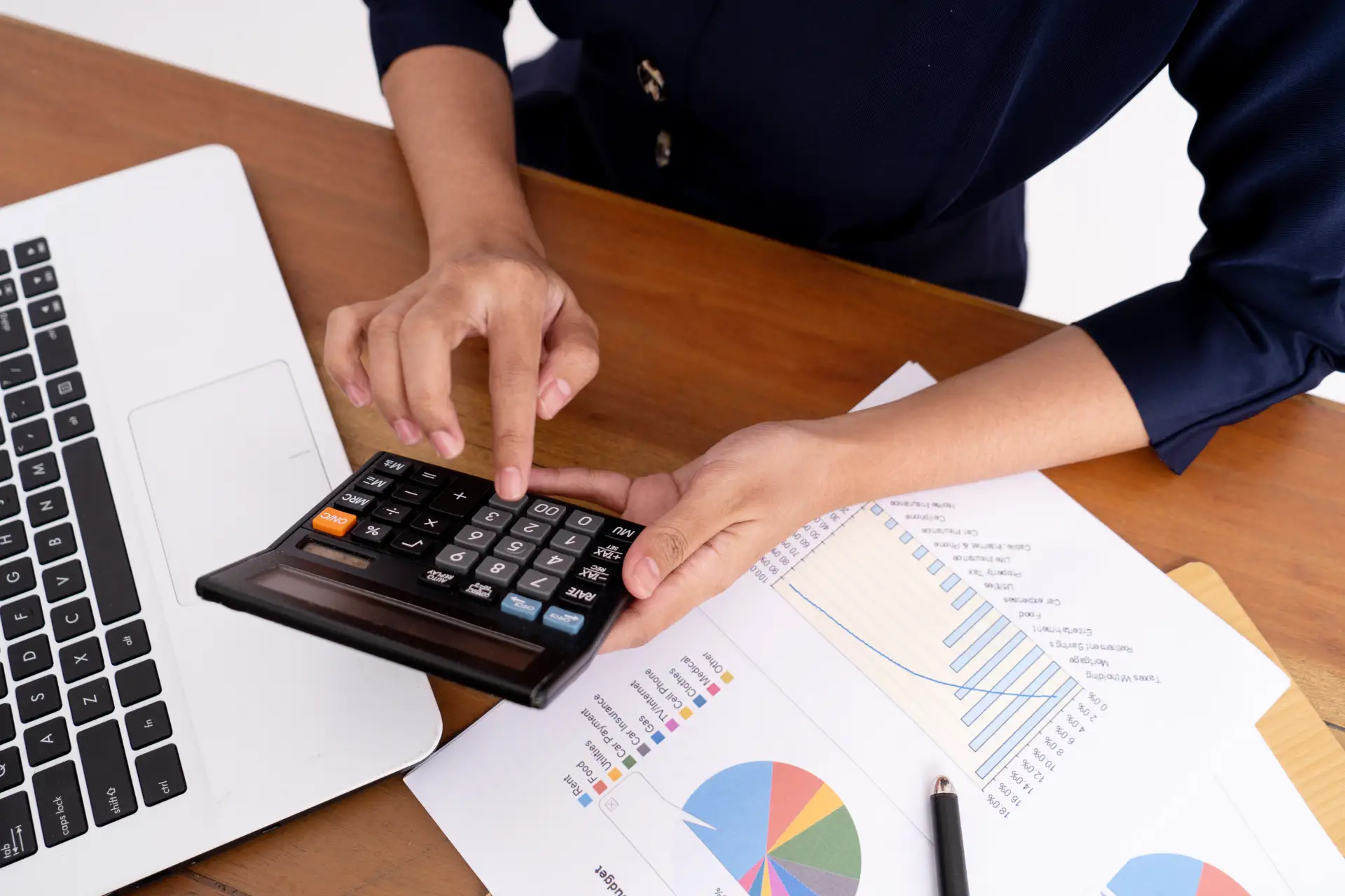 Como cláusulas de reajuste afetam os custos de compras empresariais?