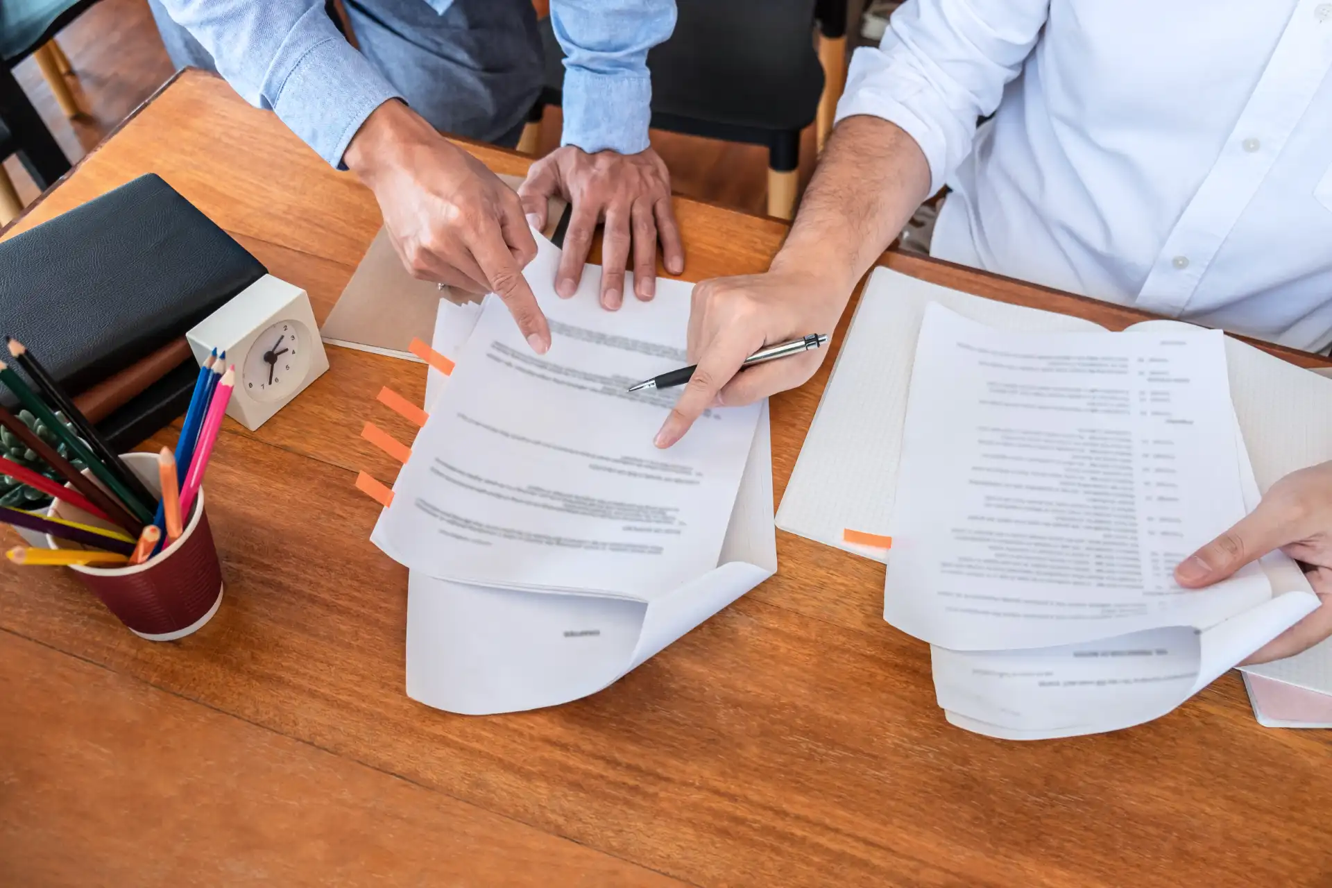 Como comparar contratos com diferentes estruturas de preço?