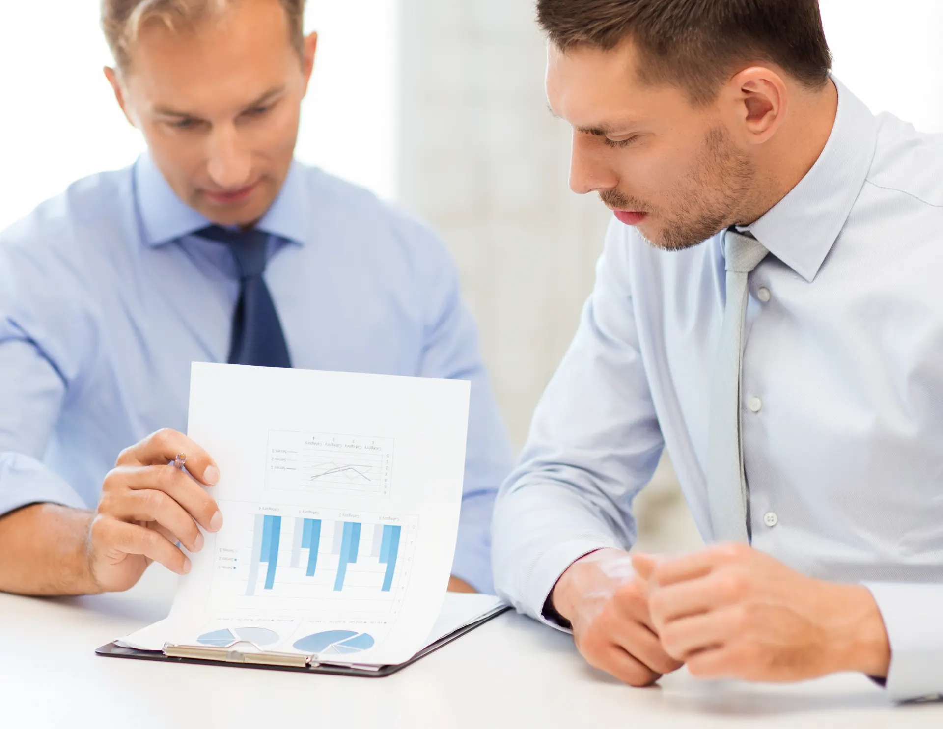 Como a falta de informações técnicas pode aumentar o custo de aquisição de clientes?
