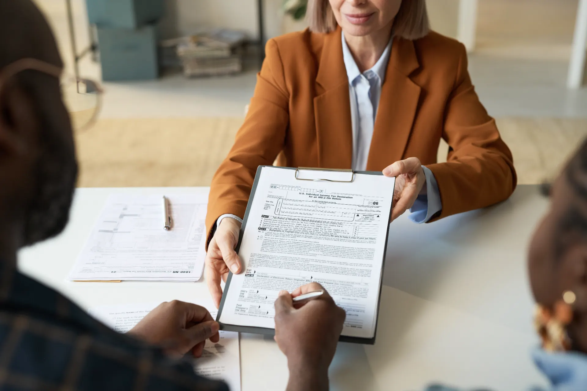 Como definir responsabilidades de divulgação em contratos de co-marketing?