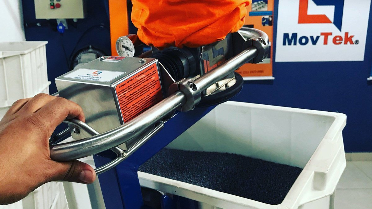 Ventosa para manipulador a vácuo: como escolher pela carga 2 Operador segurando a manopla de inox de um manipulador com terminal de gancho para caixa plástica