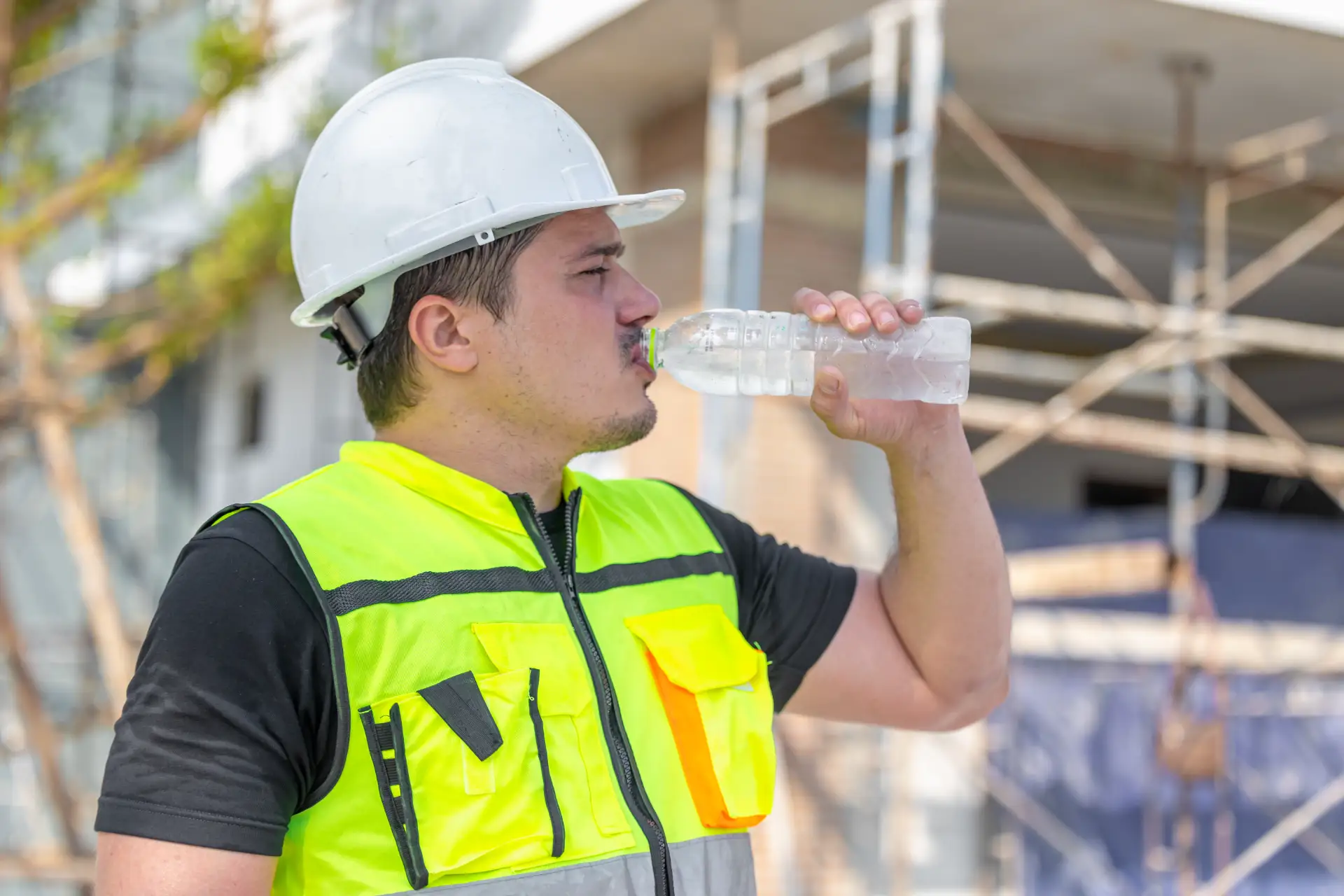 Segurança do Trabalho em Ondas de Calor: Como Organizar Pausas e Hidratação